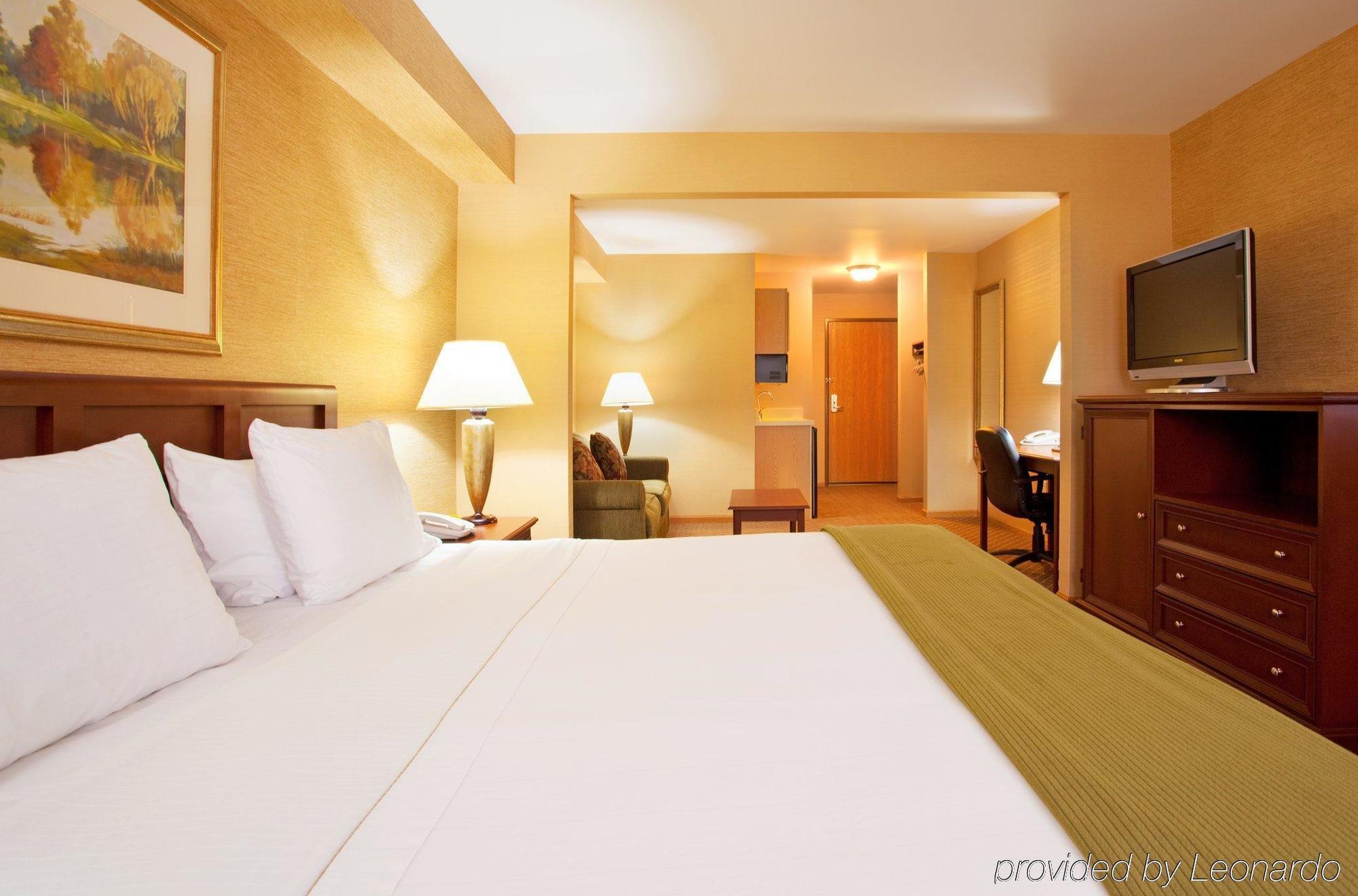 Holiday Inn Express & Suites Iron Mountain By Ihg Δωμάτιο φωτογραφία