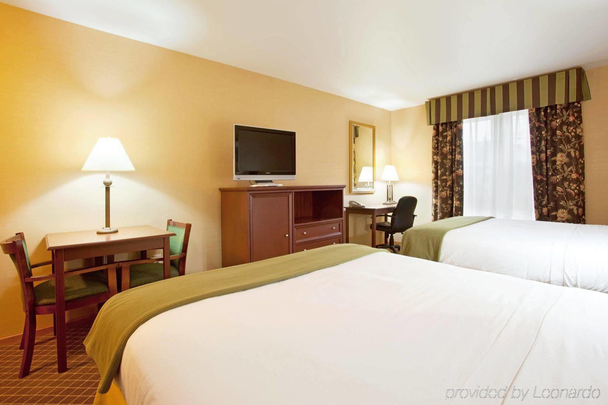 Holiday Inn Express & Suites Iron Mountain By Ihg Δωμάτιο φωτογραφία